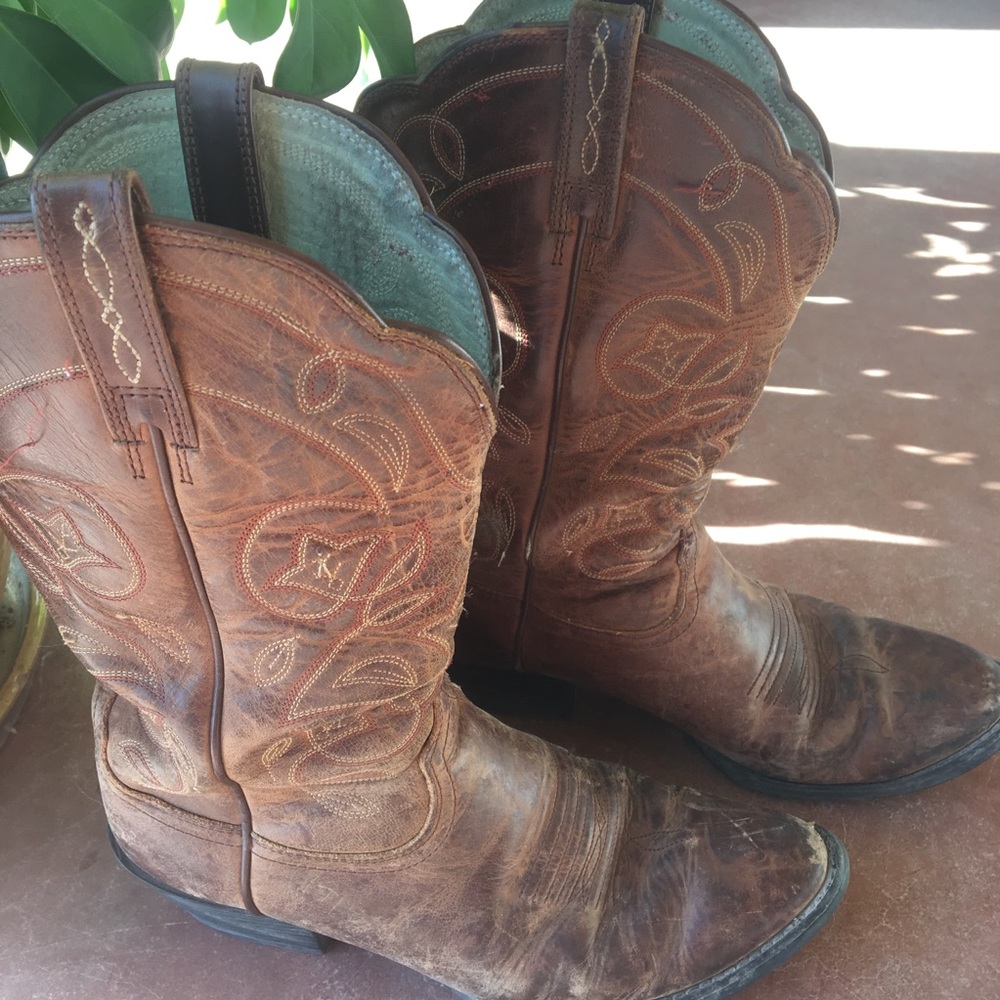 Authentic Ariat western boots